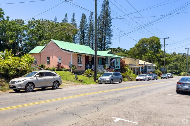 Hawi-Niulii Road is home to many charming stores and restaurants.
