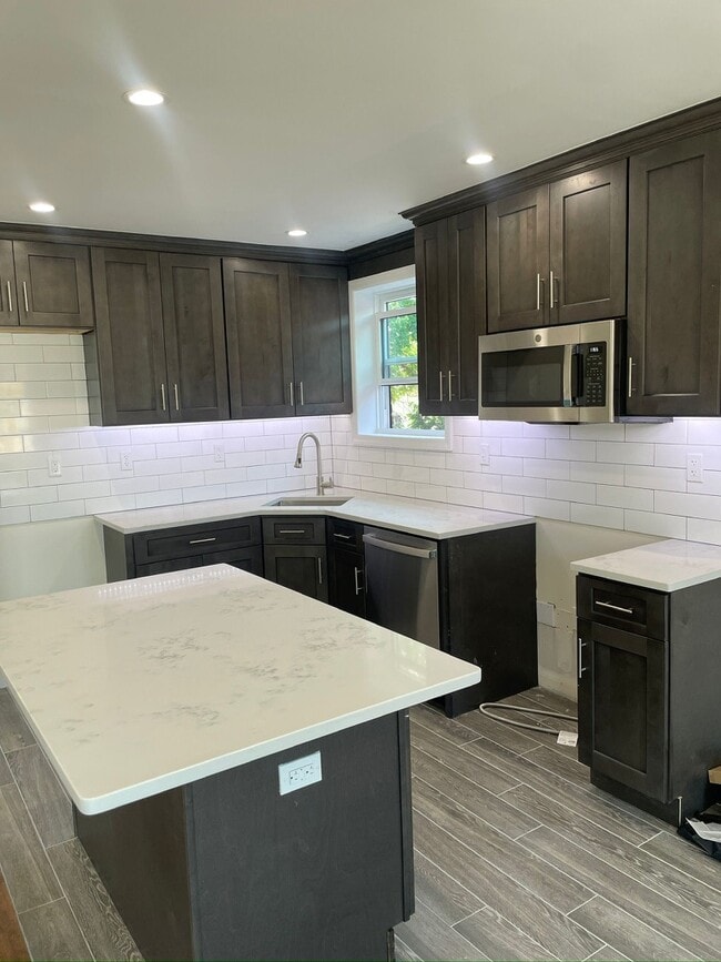 2337 38th St Unit 2, Astoria, NY 11105