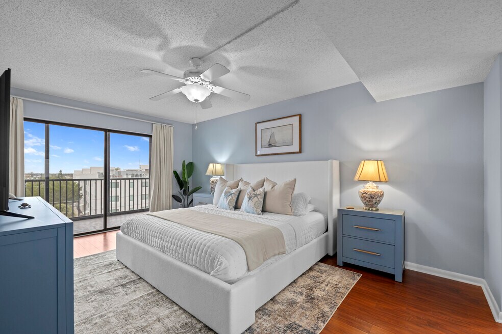 1104 Benjamin Franklin Dr unit 518, Sarasota, FL 34236 - photo 1