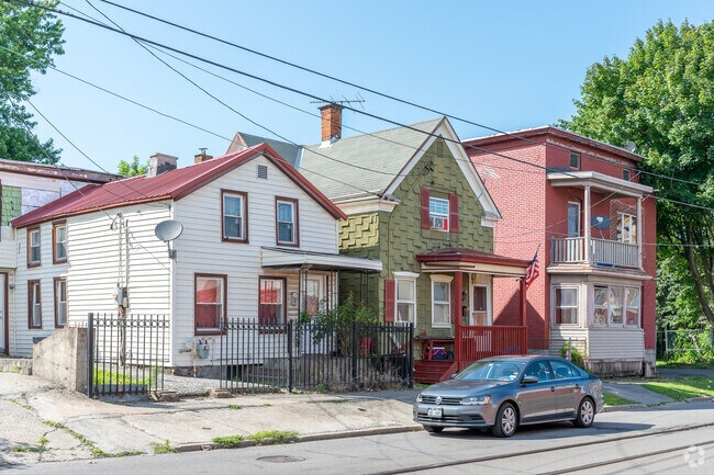 The median sold price for properties in Utica is about $174,000.