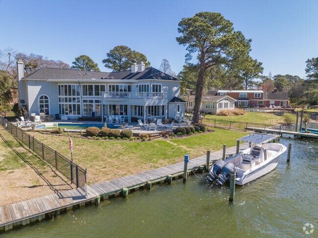 Large single-family estates with large backyards and private docks are common in Riverpoint.