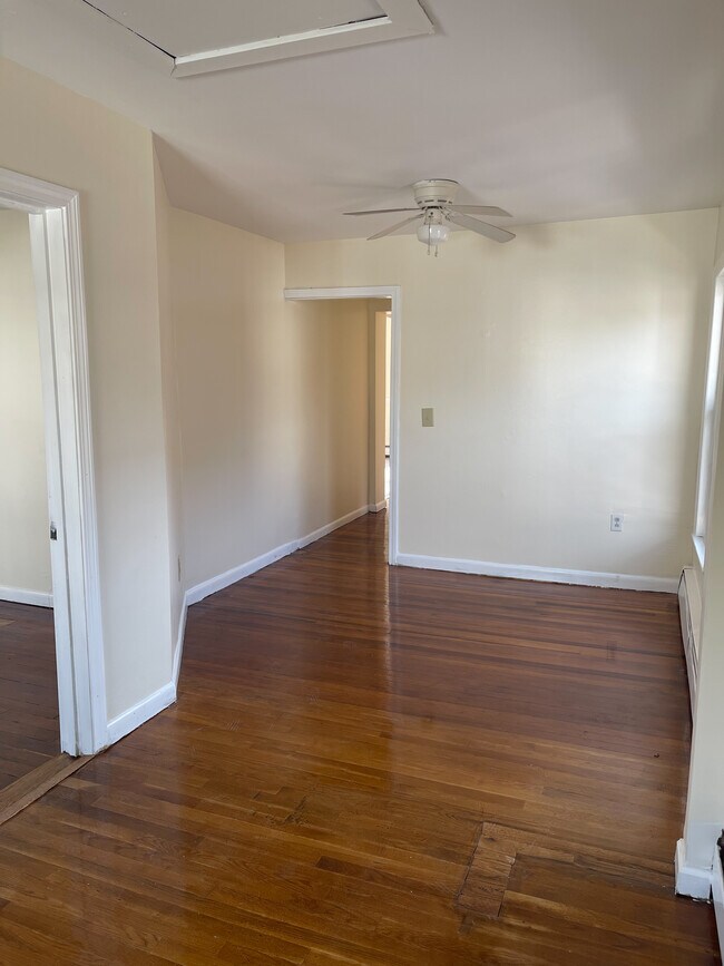 24 Garden St unit 2nd floor, Meriden, CT 06451 - photo 7