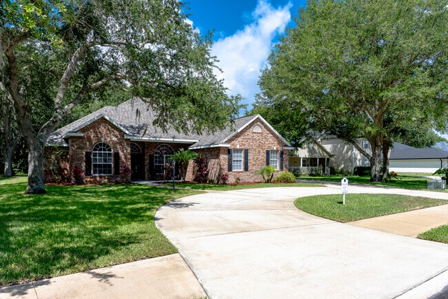 This row of homes showcases the various home styles available in Ormond Lakes.