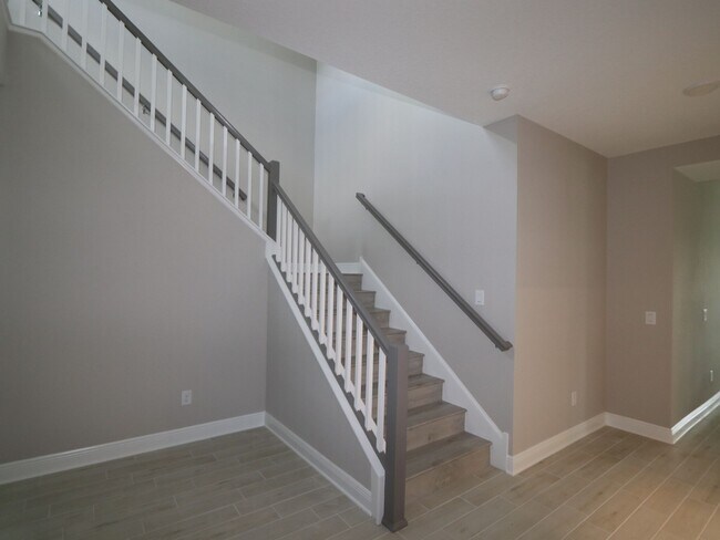 31188 Pendleton Landing Cir, Wesley Chapel, FL 33545 - photo 2