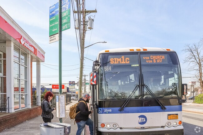 The SIM1C express Bus connects Todt Hill to Downtown Manhattan.