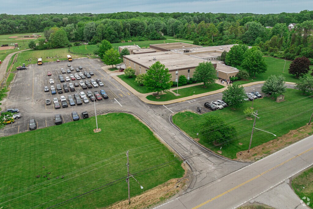 Henry F Lamuth Middle School provides education in the neighborhoods of 
Outlying Lake County.