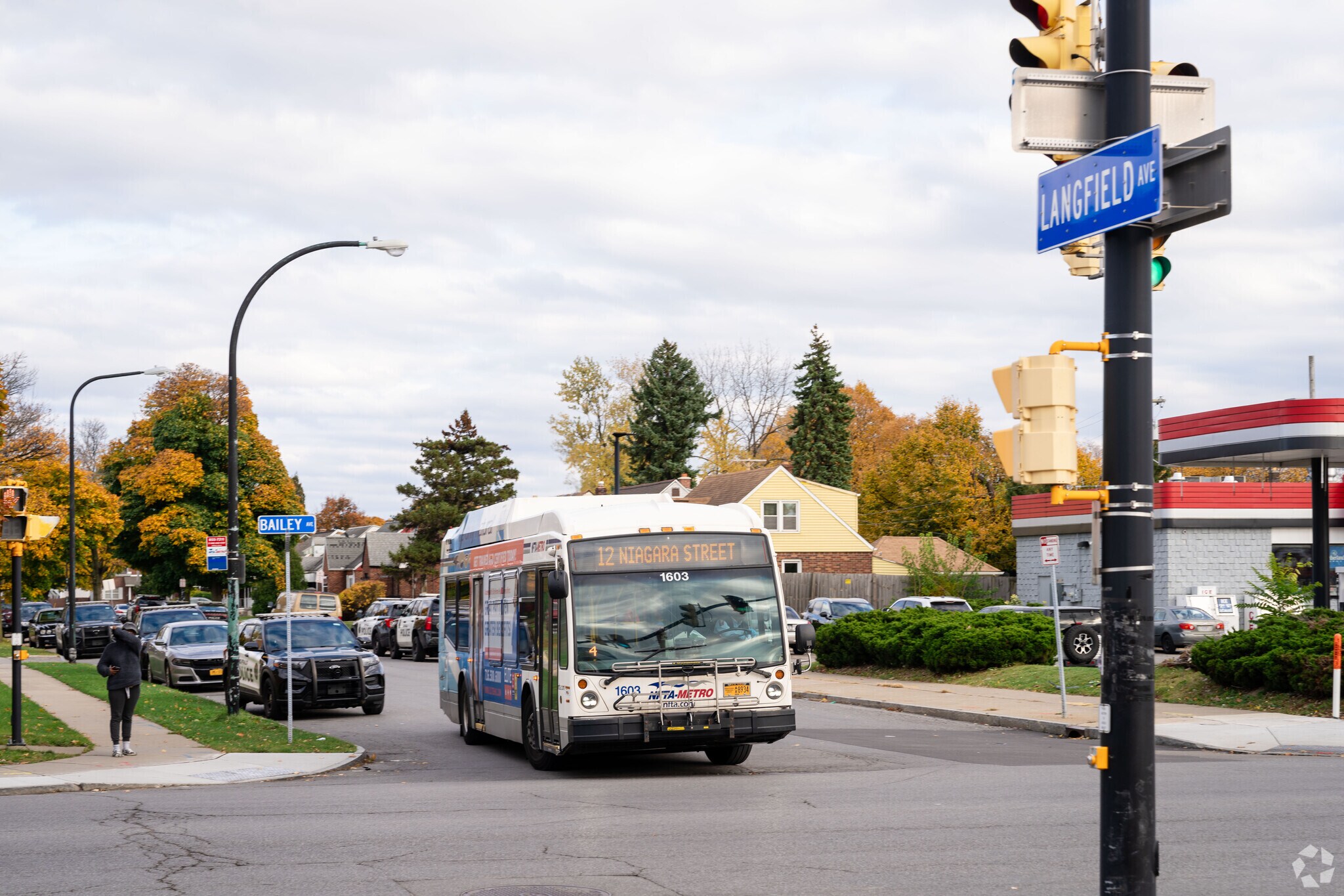 This bus lines brings you from Kenfield to downtown.