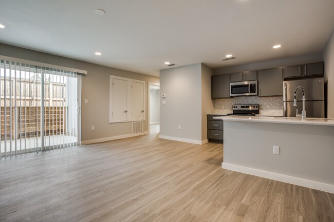 3328 Cedarplaza Ln unit 207, Dallas, TX 75235 - photo 2