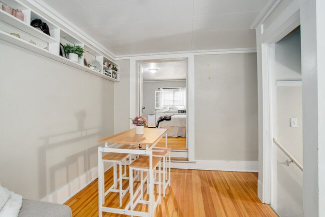 1220 Dining area to E of LR