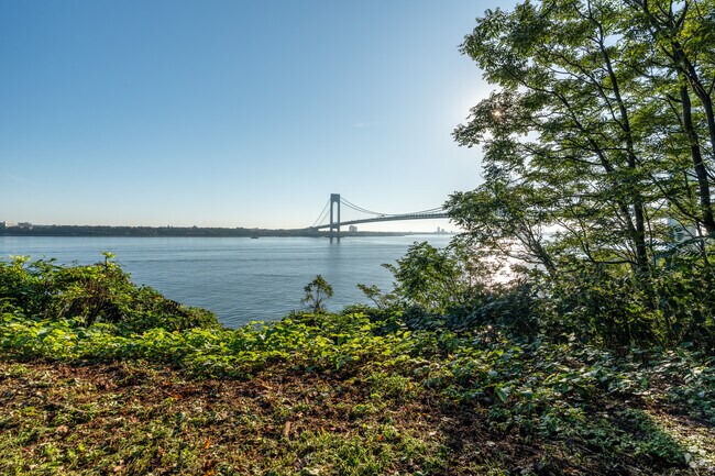 Commuters can reach New York City’s busier boroughs via to the Verrazano-Narrows Bridge.