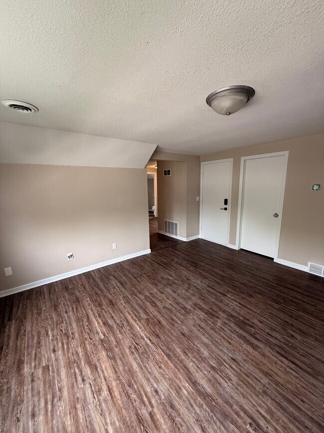 325 E Lincoln Ave unit 2, Oshkosh, WI 54901 - photo 6