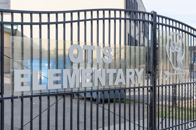 Frank Otis School in Alameda gets a 9 out 10 on test scores.