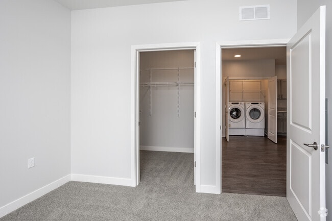 2BR, 1BA - The Division/976 SF