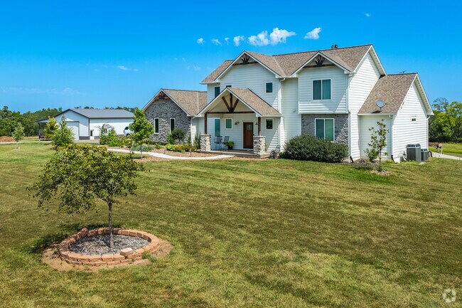 There is a good variety of contemporary home style scattered thought Scenic Riverway.