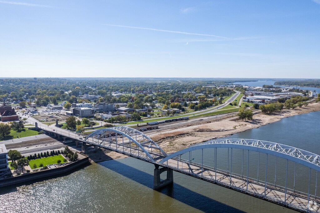 From the Centennial Bridge to small community parks, Old Town Chicago feels like home.