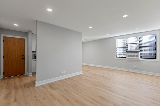 530 W Aldine Ave unit 509, Chicago, IL 60657 - photo 2