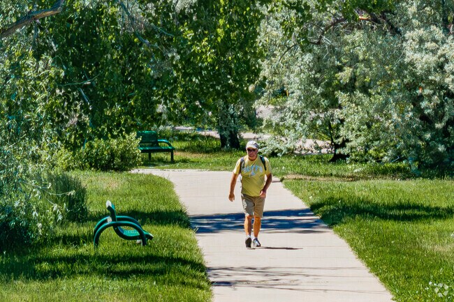 Long walks in Weaver park are easy to find in Leawood, Littleton, CO.