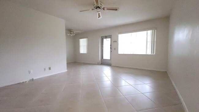 165 Canterbury G, West Palm Beach, FL 33417 - photo 4