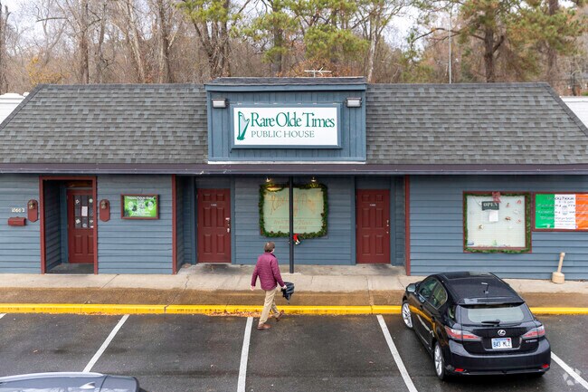 Locals can enjoy live music and drinks at Rare Old Times in Tuckahoe Village, Virginia.