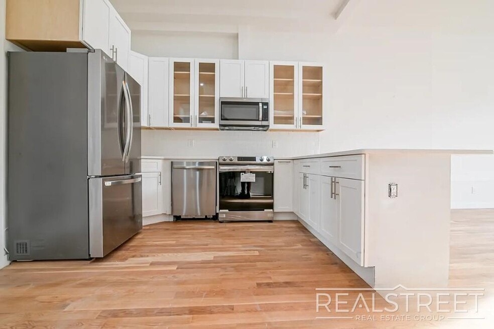 Luxury Triplex Brownstone in Prime Stuyves...