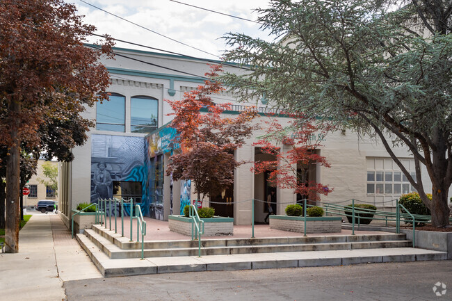 Explore the various programs at the Foothills School of Art and Science in Boise.