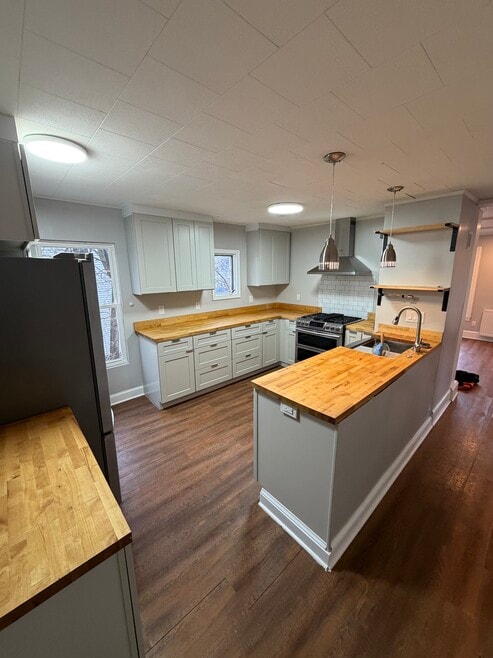 15 Essex St unit 2nd floor, Dover, NH 03820 - photo 1