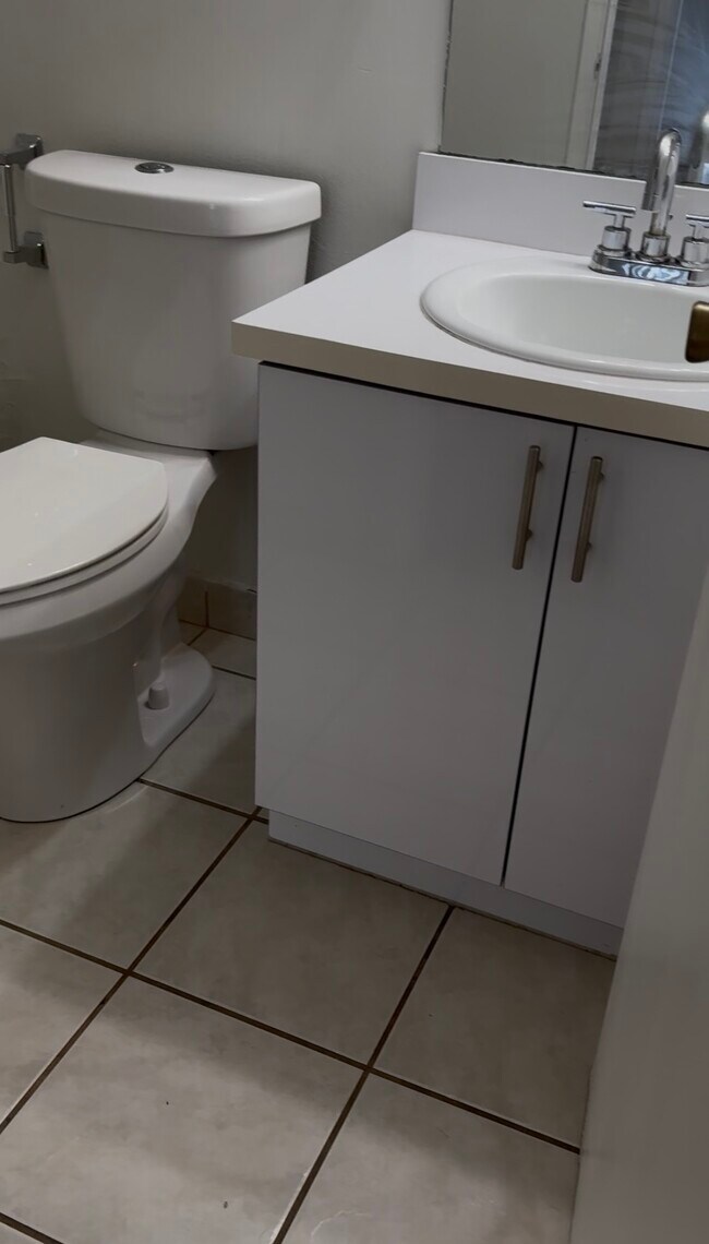 Las Brisas at Country Club of Miami unit 4, Hialeah, FL 33015 - photo 5