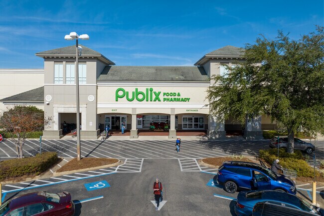 Publix is always a favorite for grocery shopping, even in Navarre.