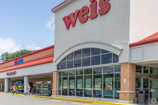 You can easily grab groceries from Weis in Quinntown.