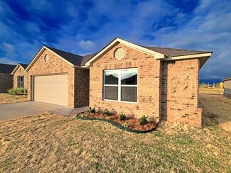 1408 Chuck Wagon Dr, El Reno, OK 73036