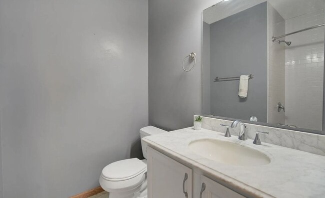 880 Pontiac Ln, Chanhassen, MN 55317 - photo 4