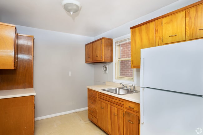 14 Revere Dr unit 1 Bedroom, Bloomfield, CT 06002 - photo 4
