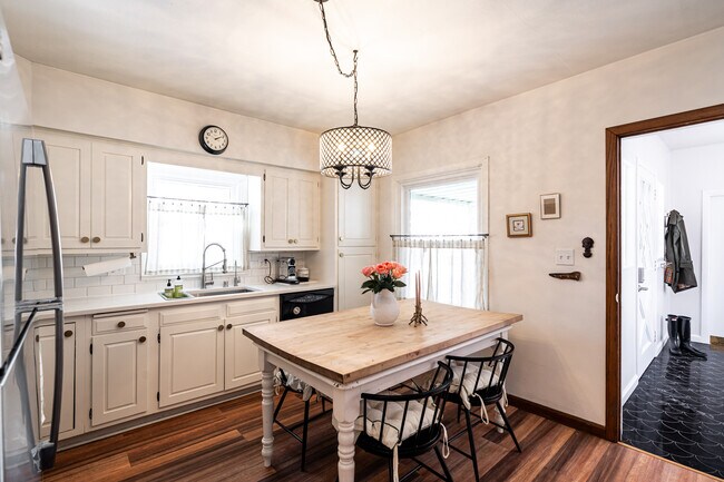 535 W Montclaire Ave, Milwaukee, WI 53217 - photo 4