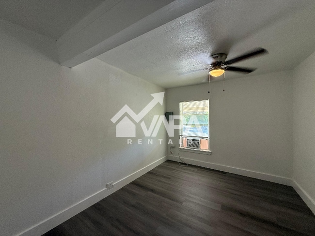 135 E Burcham Ave, San Antonio, TX 78214 - photo 7