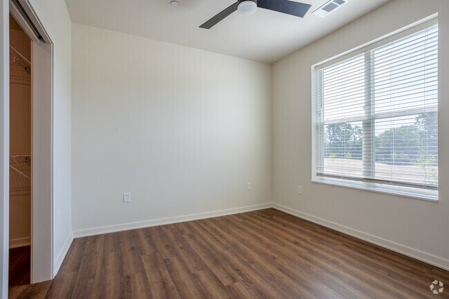 2BR, 2BA - 911SF - Primary Bedroom