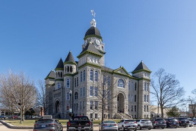 The Jasper County Courthouse was built in 1895, designed by architect Max A. Orlopp Jr.