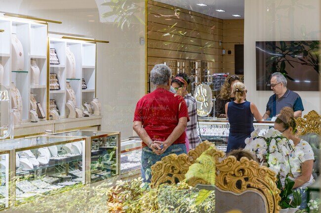 Many high end jewelry shops can be found in Royal Palm Place minutes from Boca Raton Riviera.