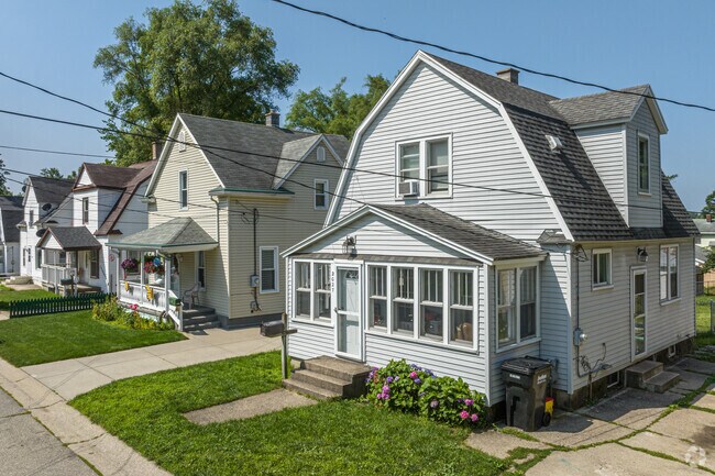 Dutch Colonial homes are found sprinkled in between other two-story homes of Urbandale.