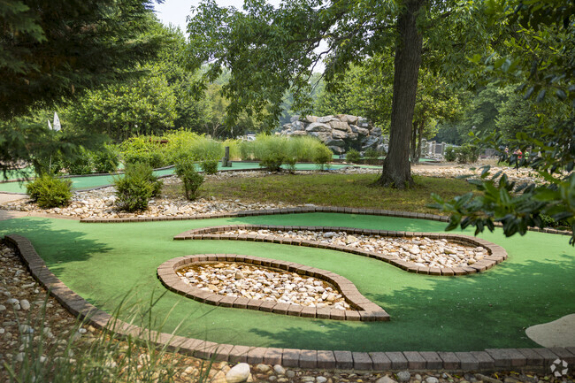 Burke Lake Park offers mini golf in Farrs Corner.
