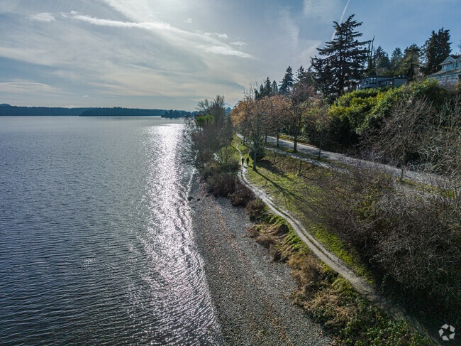 Trail along Lake Washington