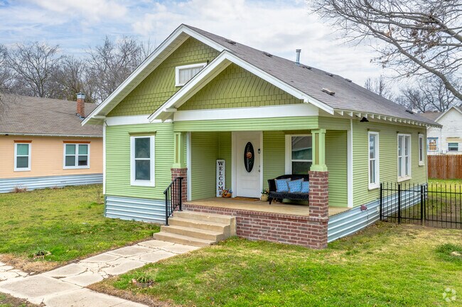 Gainesville offers vintage properties trace back to the late 1800s.