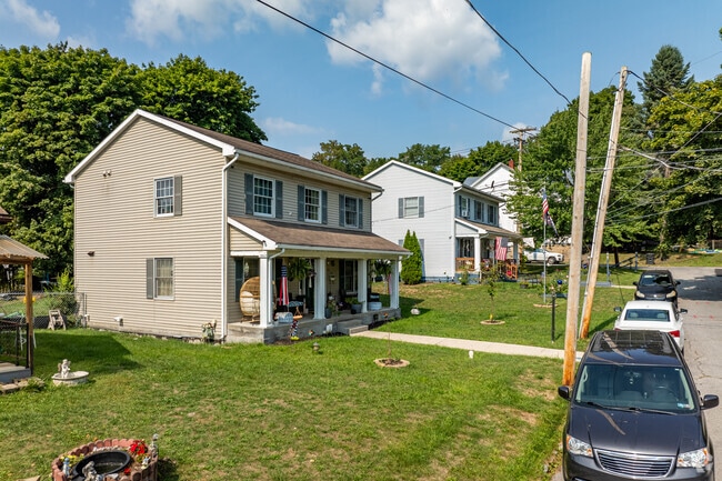 There are homes in Center City that have larger yards.