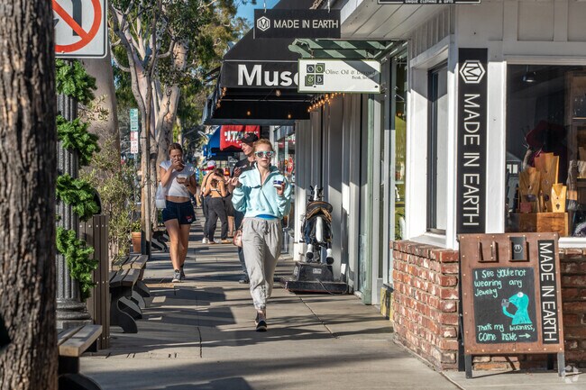 From seaside dining to boutique shopping, Marine Avenue highlights Balboa Peninsula Point' charm.