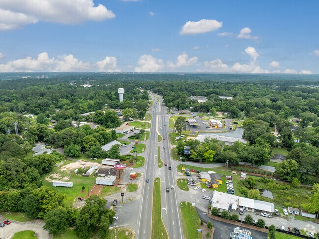North Monroe St., also known as US 27, is a major highway that runs through Lake Jackson.