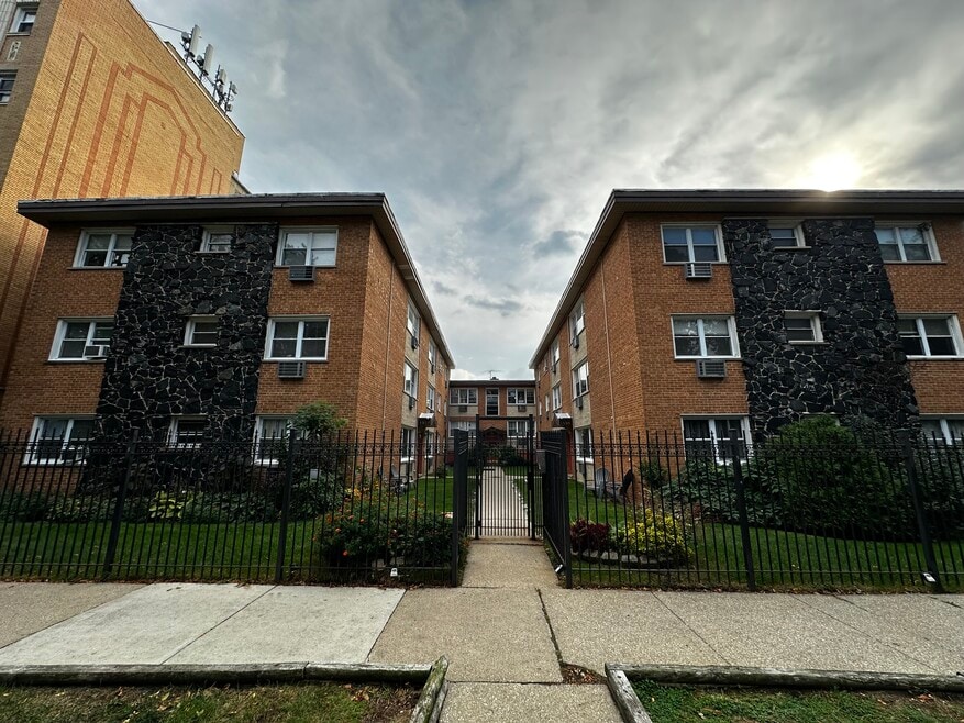 1527 W Sherwin Ave unit 1527 Sherwin, Chicago, IL 60626 - photo 1