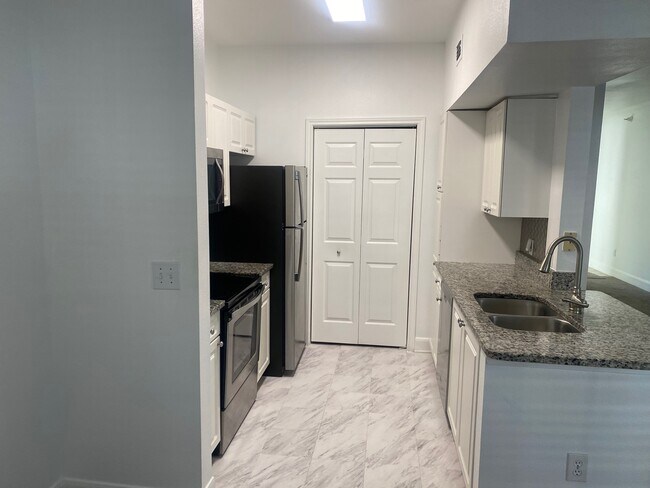 11614 Tomahawk Creek Pkwy unit D, Leawood, KS 66211 - photo 5