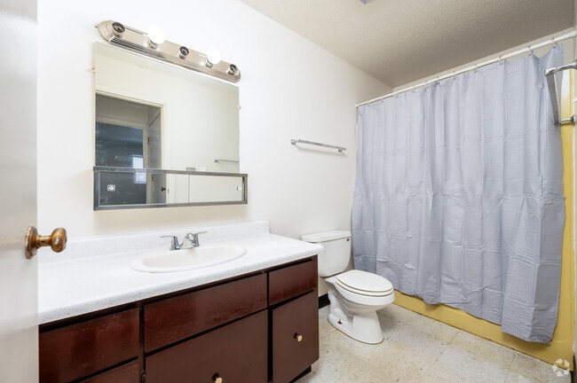 1BR, 1BA - 517SF - Bathroom