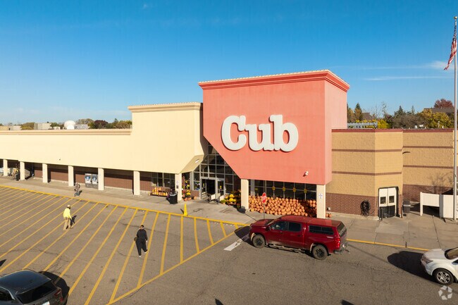 Sherwood Glen locals like to shop at Cub for convenient access to quality foods.