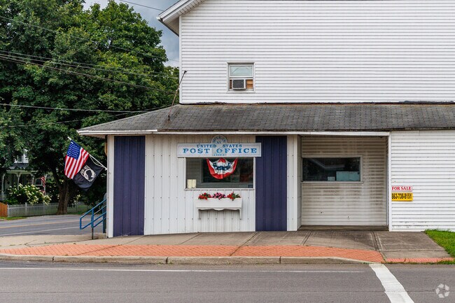 McLean Post Office serves the hamlet from its five‑corners town center.