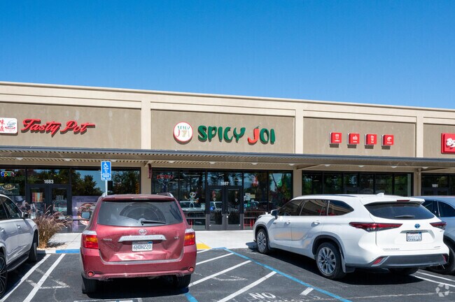 Spicy Joi is bringing Banh Mi noodles Lao Street Food to the local food scene in Islandis.